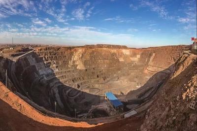 白云鄂博礦山里的堅守